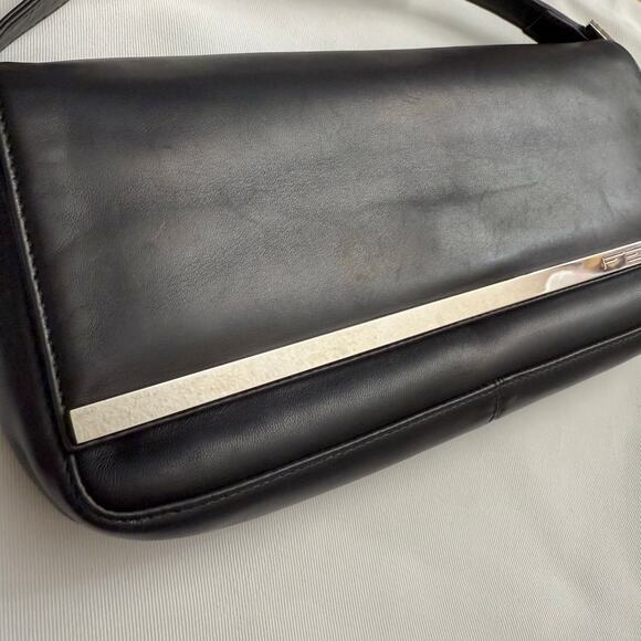 Fendi Vintage Leather Shoulder Bag in Black with Silver Logo Bar Authentic - Picture 5 of 16